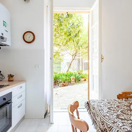 Апартаменты Joivy Sunny Flat Near The